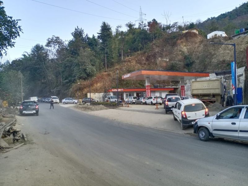 Vehicles lining up at a fuel outlet in Kohima on February 10. The State Capital has been facing shortage of fuel since the closure of the Patkai Bridge-Kukidolong stretch of the NH 29 following a major rockslide on February 2. (Morung Photo)